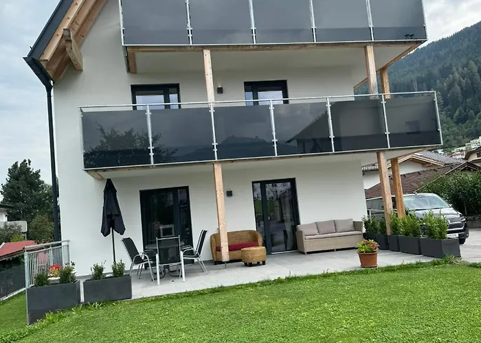 Oliver, Axams Apartment