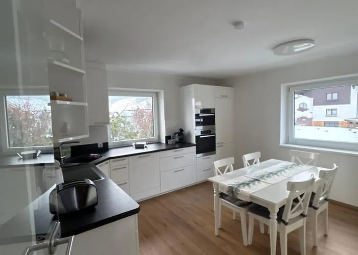 Oliver, Axams Apartment